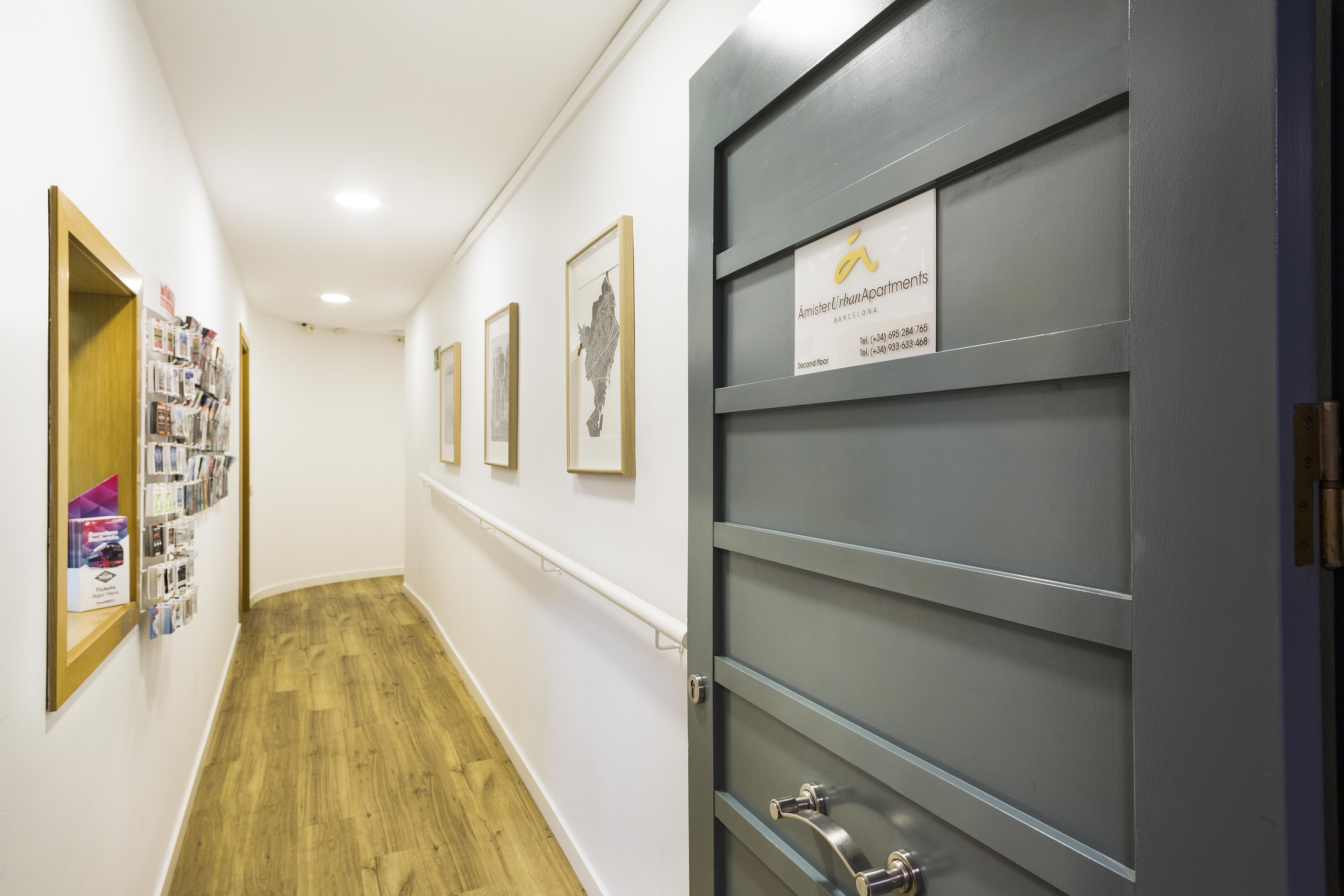 Amister Apartments Барселона Екстериор снимка
