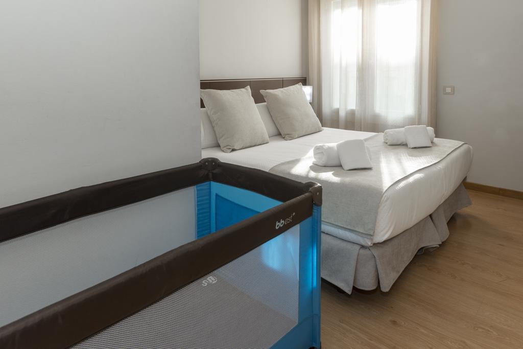 Amister Apartments Барселона Екстериор снимка