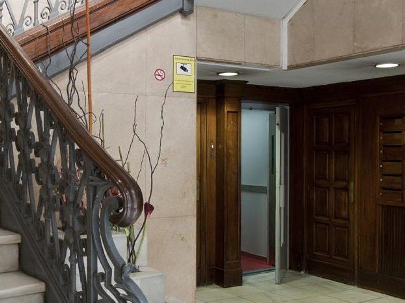 Amister Apartments Барселона Екстериор снимка