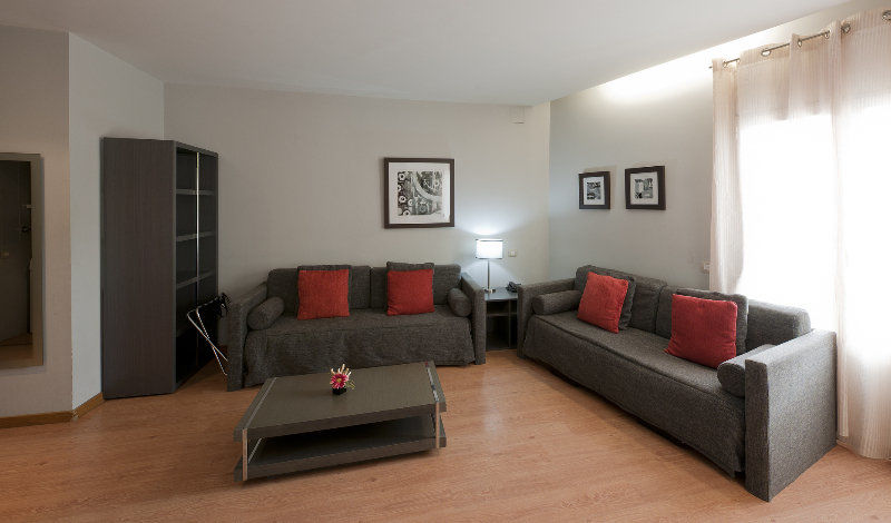 Amister Apartments Барселона Екстериор снимка