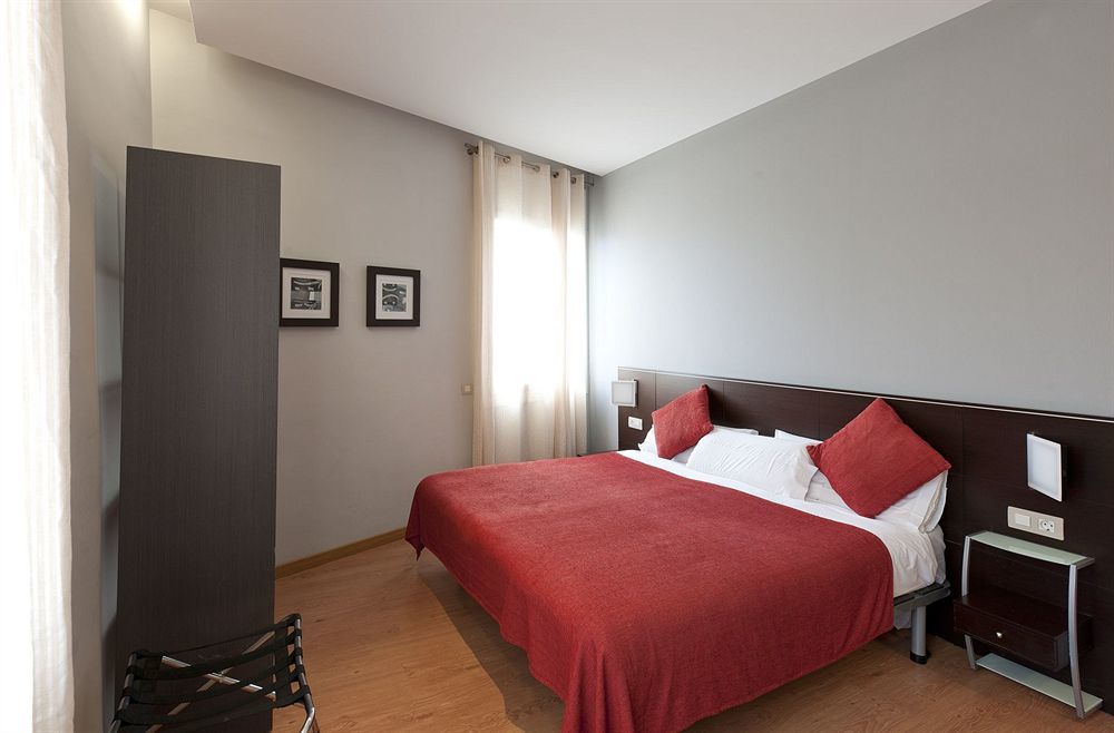 Amister Apartments Барселона Екстериор снимка
