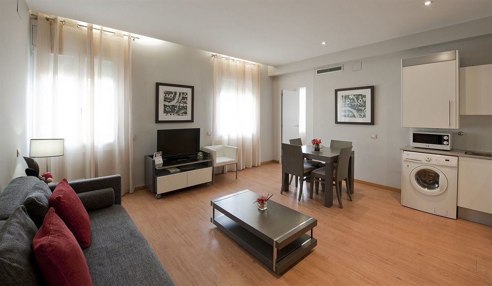 Amister Apartments Барселона Екстериор снимка