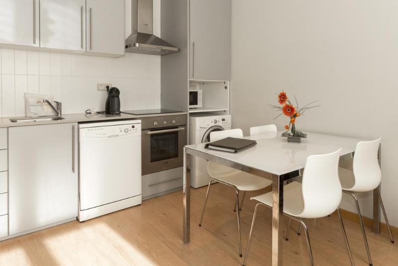 Amister Apartments Барселона Екстериор снимка