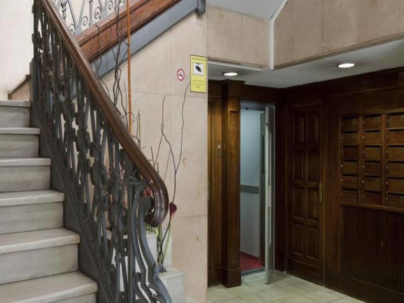Amister Apartments Барселона Екстериор снимка