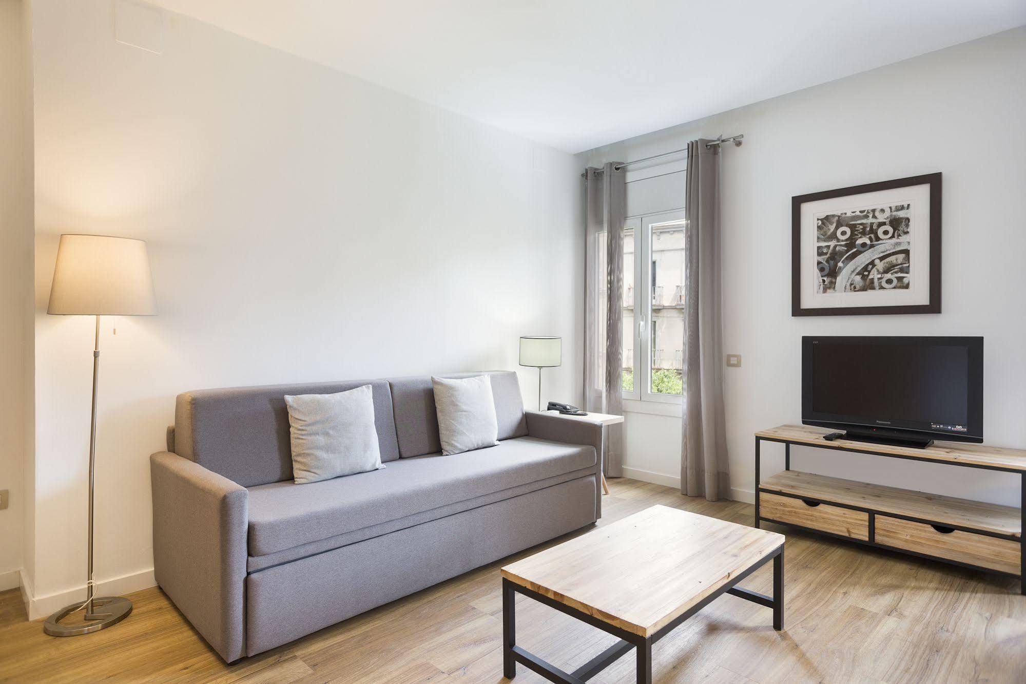 Amister Apartments Барселона Екстериор снимка