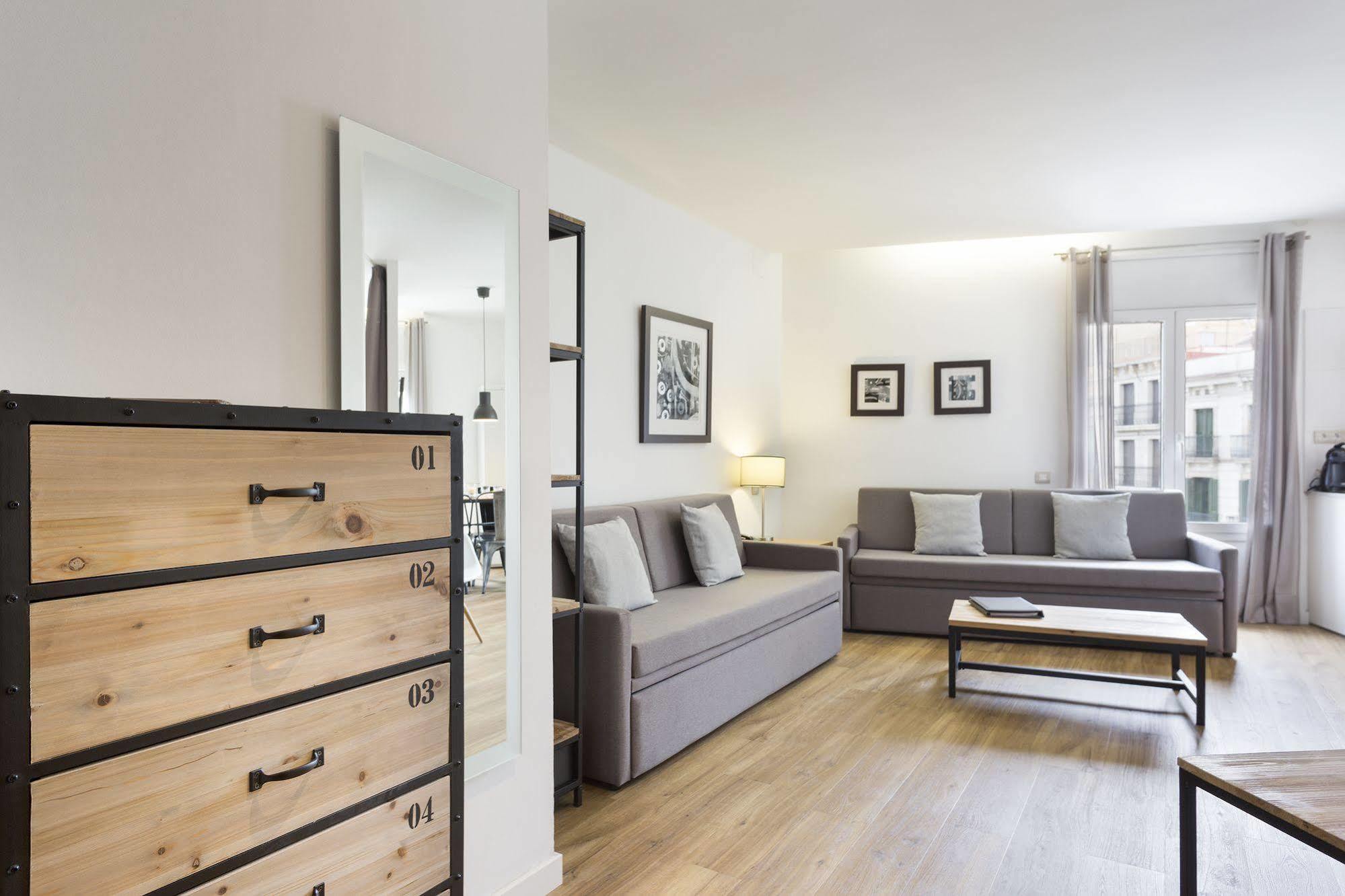 Amister Apartments Барселона Екстериор снимка