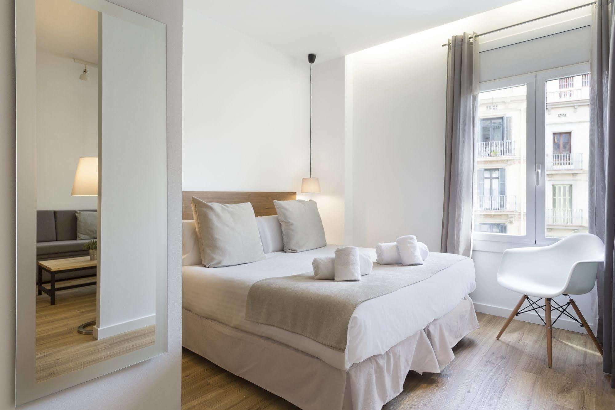 Amister Apartments Барселона Екстериор снимка