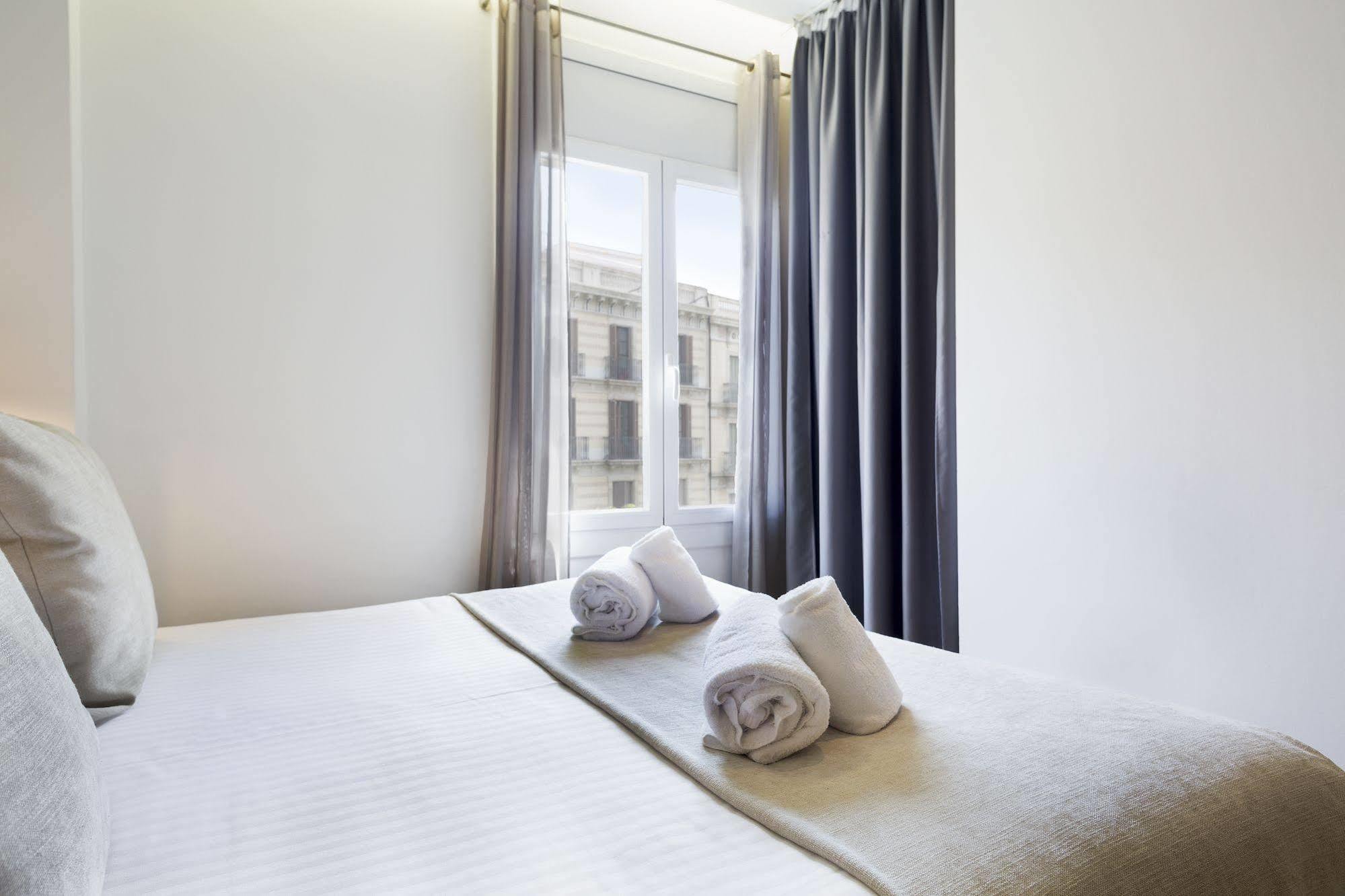 Amister Apartments Барселона Екстериор снимка