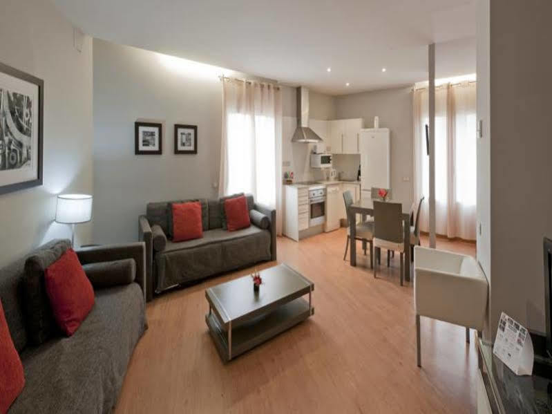 Amister Apartments Барселона Екстериор снимка