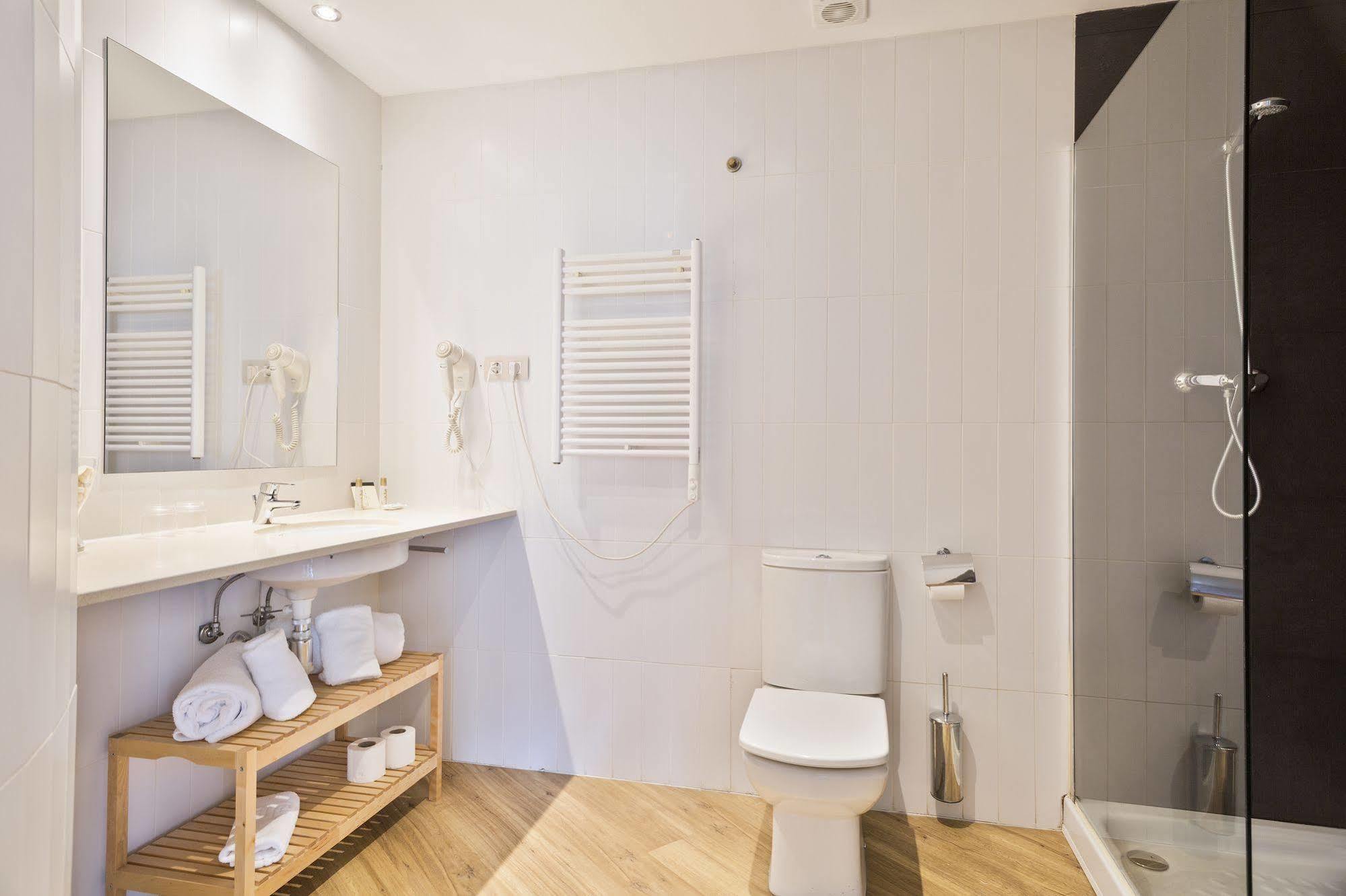 Amister Apartments Барселона Екстериор снимка