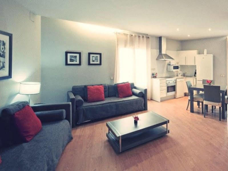 Amister Apartments Барселона Екстериор снимка